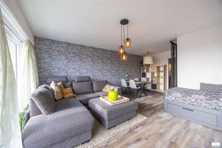 Zeer ruime, instapklare en modern gemeubelde studio met een zonnig terras en open zicht op beschermd duinengebied. De Studio is gelegen aan de achterzijde van een gebouw op de Zeedijk. Indeling : woonkamer, slaaphoek (met een dubbel bed) , vernieuwde keuken, berging, vestiaire, badkamer met ligbad, apart toilet, zonnig terras en grote private kelderberging. Gemeenschappelijke fietsenberging voorzin in het gebouw. De elektrische installatie is volledig conform de geldende wetgeving. Gezellig pand zonder inkijk in gerenoveerd gebouw.