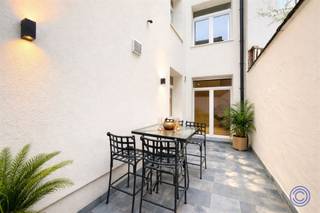 <p><span>Informatie appartement</span></p><p><span>Dek je in tegen de energiecrisis en koop dit appartement met EPC A -label met eigen zonnepanelen!</span></p><p><span>Dit is natuurlijk niet het enige dat telt, aangezien we het hier dan ook hebben over een 2 slaapkamer gelijkvloers appartement met groot terras, in een volledig vernieuwd Art-Deco pareltje uit 1936.  </span></p><p><span> </span></p><p><span>In de leefruimte merkt u direct verschillende authentieke elementen op van het statige gebouw zoals plafonds van 3m(!) hoog, prachtige met  hout afgewerkte deuren, gerestaureerde visgraat vloeren. De uitgeruste, open keuken met groot eiland is een echte eyecatcher dankzij de afwerking in MORTEX en alle moderne toestellen, zoals een ingebouwde dampkap en een inductiekookplaat van wel 80 cm! </span></p><p><span>Via de nachthal hebt u toegang tot 2 ruime slaapkamers van 12m² en 16m², een pareltje van een badkamer, apart toilet en 2 bergingen, waarvan de grootste met aansluiting voor een wasmachine/droogkast. Beide slaapkamers geven uit op de patio. Deze patio is maar liefst 18m² groot, perfect voor gezellige aperitiefjes! Verder beschikt het appartement over een ruime, droge kelderberging van wel 20 m2 inbegrepen in de prijs. De maandelijkse kosten worden geschat op 20/maand. Geen lift, videofoon aanwezig. Privatieve meters voor elektriciteit gas, en water. Alles conform afgewerkt en volgende de meest hedendaagse normen en eisen.</span></p><p><span> </span></p><p><span>Indeling</span></p><ul><li><span>Gezellige leefruimte met een plafondhoogte van maar liefst 3m en authentieke elementen waaronder een prachtig gerestaureerde visgraat vloer. Via de grote raampartij heb je een knap zicht op de groene, autoluwe Osystraat. </span></li><li><span>De unieke keuken met groot kookeiland, afgewerkt in mortex en donker hout, is een echte eyecatcher! Het kookeiland biedt veel opbergruimte en een ontbijttoog waar je vlot 4 mensen klant laten tafelen. Verder is de keuken voorzien van kwalitatieve toestellen waaronder een inductie kookvuur met ingebouwd afzuigsysteem, grote ijskast met aparte vriezer, vaatwasser en grote oven.</span></li><li><span>Ruime inkomhal met berging.</span></li><li><span>Aparte WC.</span></li><li><span>Royale hoofd slaapkamer van maar liefst 16m², voorzien van een opgeschuurde planchévloer.</span></li><li><span>Praktisch ingedeelde badkamer, voorzien van een stijlvol houten badkamermeubel en inloop- regendouche.</span></li><li><span>Slaapkamer 2 ca. 12m² gelegen achter aan het appartement, voorzien van een opgeschuurde planchévloer.</span></li><li><span>Gezellig terras ca. 18m²!</span></li><li><span>Berging met voorzieningen voor een wasmachine een droogkast.</span></li></ul><p><span> </span></p><p><span>Renovatiewerken</span></p><ul><li><span>Zijgevel isolatie met 12cm EPS.</span></li><li><span>Geluiddempende isolatie in het plafond.</span></li><li><span>Kelderisolatie met 12cm PUR.</span></li><li><span>Voorgevel herstellen en reinigen.</span></li><li><span>Nieuw geplaatst buitenschrijnwerk in PVC dubbel HR-glas.</span></li><li><span>Nieuwe elektrische en sanitaire installaties.</span></li><li><span>Nieuw geplaatste badkamer en keuken.</span></li></ul><p><span> </span></p><p><span>Extra's</span></p><ul><li><span>Privatieve kelderberging is inbegrepen in de aankoopprijs.</span></li><li><span>Het appartement is voorzien van 4 zonnepanelen, dewelke een vermogen van 1.425 kWh/jaar opleveren.</span></li><li><span>De huidige verlichting is niet inbegrepen in de verkoopprijs.</span></li></ul><p><span> </span></p><p><span>Algemene informatie</span></p><ul><li><span>Privatieve meter voor elektriciteit, gas en water.</span></li><li><span>Algemene kosten: nog niet vastgesteld.</span></li></ul><ul><li><span>De koper draagt bij in de kosten van de basisakte, €850 incl. btw.</span></li></ul><p><span> </span></p><ul><li><span>EPC: A label!</span></li><li><span>Asbestattest: Asbestveilig!</span></li><li><span>Elektrische keuring: conform AREI!</span></li></ul><p><span> </span></p><p><span>Gebouw</span></p><ul><li><span>Appartementsgebouw bestaande uit een kelder, een gelijkvloers en 3 verdiepingen met telkens een volledig gerenoveerd 2-slpk appartement.</span></li><li><span>Geen lift aanwezig.</span></li><li><span>Videofoon aanwezig.</span></li></ul><p><span> </span></p><p><span>Ligging</span></p><ul><li><span>Centrale ligging in Antwerpen nabij het Centraal-Station.</span></li><li><span>De Rotterdamstraat is een fietsstraat!</span></li><li><span>Velostation aan de overkant van de straat.</span></li><li><span>Verschillende gezellige bars en restaurants in de directe omgeving.</span></li><li><span>MOBISCORE: 9,5/10!</span></li></ul><p><span> </span></p><p><span>* De informatie in deze prospect is ter informatieve titel: de kandidaat-kopers moeten hun eigen zaak maken van het verkrijgen, controleren en interpreteren van deze informatie.</span></p><p><span> </span></p>