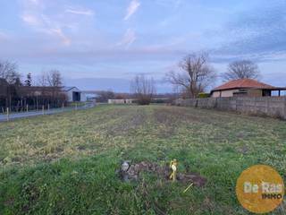SMETLEDE - Op een bijzonder rustige locatie, maar toch vlakbij de belangrijkste invalswegen, liggen twee aantrekkelijke bouwgronden die bestemd...