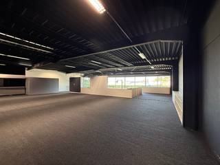 Dit multifunctionele bedrijfsgebouw beschikt over een showroom/kantoor van 960 m² en geniet van een strategische ligging. Op slechts 2 km van de...