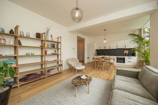 <p><span>ANTWERP - Jan Van Rijswijcklaan: Fully renovated, move-in ready and furnished 2-bedroom flat</span></p><p><span> </span></p><p><span>DESCRIPTION:</span></p><p><span> </span></p><p><span>This beautifully renovated and fully furnished flat is situated on the first floor of a well-kept and well-maintained building, located in a sought-after area on Jan Van Rijswijcklaan.</span></p><p><span> </span></p><p><span>You reach the flat via the authentic and stylish lift. </span></p><p><span>The entrance hall, featuring a guest toilet, leads into the spacious living area with open-plan kitchen. Thanks to the large windows, this space enjoys plenty of natural light and an open feel.</span></p><p><span>The modern kitchen is fully equipped with high-quality appliances and offers ample storage space, ensuring optimal convenience.</span></p><p><span>The flat has two bedrooms: </span></p><p><span>The master bedroom has an en-suite bathroom, which is fitted with a washbasin unit, a practical medicine cabinet, a spacious walk-in shower and a toilet. </span></p><p><span>The second bedroom offers ample space for comfortable furnishings. </span></p><p><span>As an added bonus, residents can make use of the communal roof terrace, which is a pleasant place to relax and enjoy beautiful views over the city of Antwerp.</span></p><p><span>A move-in ready flat that effortlessly combines comfort, quality, style and an excellent location.</span></p><p><span> </span></p><p><span>Private cellar storage included.</span></p><p><span> </span></p><p><span>Furniture available for €25,000.</span></p><p><span> </span></p><p><span>SPECIAL FEATURES:</span></p><p><span> </span></p><p><span>* Stunning views</span></p><p><span>* Move-in ready</span></p><p><span>* Electricity compliant</span></p><p><span> </span></p>