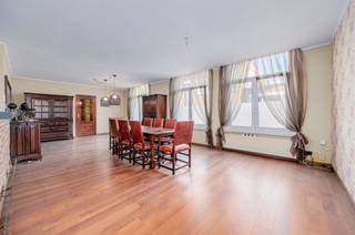 <p><span>Dit </span><span>aangename 2-slaapkamerappartement </span><span>te koop is gelegen op de eerste verdieping aan de Jaak Embrechtsstraat 2 in </span><span>Deurne-Zuid</span><span>. In de nabije omgeving vind je winkels, scholen, openbaar vervoer en belangrijke invalswegen, waardoor je geniet van een vlotte verbinding richting Antwerpen en omliggende gemeentes.</span></p><p><span>Het appartement beschikt over een </span><span>ruime leef- en eetruimte</span><span>, een geïnstalleerde keuken en 2 volwaardige slaapkamers. De badkamer is voorzien van een dubbele lavabo en een bad/douche combinatie. Daarnaast is er ook een aansluiting voor wasmachine en droogkast voorzien.</span></p><p><span>Het comfort wordt verder aangevuld met een recente CV-ketel van september 2025. Ook de vaatwasser werd in 2025 vernieuwd. Het dak van het gebouw werd in 2017 vernieuwd en voorzien van 10 cm isolatie.</span></p><p><span>Indeling</span></p><ul><li><span>Inkomhal</span></li><li><span>Ruime leef- en eetruimte</span></li><li><span>Geïnstalleerde keuken</span></li><li><span>2 volwaardige slaapkamers</span></li><li><span>Badkamer </span></li></ul><p><span>Kelderverdieping</span></p><ul><li><span>Private kelderberging</span></li></ul><p><span>Troeven</span></p><ul><li><span>Gelegen in Deurne-Zuid</span></li><li><span>Ruime leef- en eetruimte</span></li><li><span>2 volwaardige slaapkamers</span></li><li><span>Recente CV-ketel van 09/2025</span></li><li><span>Vaatwasser vernieuwd in 2025</span></li><li><span>Dak vernieuwd en geïsoleerd in 2017</span></li><li><span>Private kelderberging</span></li><li><span>Winkels, scholen, openbaar vervoer en invalswegen in de nabije omgeving</span></li></ul><p><span>Afmetingen zijn indicatief.</span></p><p><span>Ben jij geïnteresseerd in dit appartement te koop in </span><span>Deurne-Zuid</span><span>, ben je op zoek naar ander vastgoed of wens je de waarde van jouw eigendom te kennen? Dan ben je bij </span><span>BOLT immo </span><span>aan het juiste adres! Wij helpen jou graag verder.</span></p>