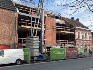 Dit penthouse op de derde verdieping biedt het ultieme wooncomfort in centrum Olsene op wandelafstand van handelszaken. Het ruime terras en de royale leefruimte maken dit appartement een echte blikvanger.<br /><br />Kenmerken:<br /><br />- 3 slaapkamers<br />- Groot zonneterras<br />- Moderne keuken en leefruimte<br />- Energiezuinig dankzij vloerverwarming en zonnepanelen<br />- Mogelijkheid tot aankoop garage of carport<br />- Topligging in het centrum met vlotte bereikbaarheid naar E17<br />- Aankoop met 6% BTW mogelijk (mits te voldoen aan de voorwaarden).<br /><br />Wenst u meer informatie over dit appartement?<br /><br />Neem dan contact op met Sylvie van Immo Roba via sylvie@immoroba.be of 09 388 53 53.<br /><br />#immoroba #zulte #waregem