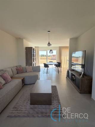 <p><span>Ontdek deze prachtige halfopen woning gelegen te Laarne in een rustige omgeving met vlotte verbinding naar autosnelweg en dorpscentra! De recente woning is tot in de puntjes afgewerkt en voorzien van verlichtingsarmaturen. </span></p><p><span>De woonst wordt betreden via de inkomhal met gastentoilet. De leefruimte is gezellig in te delen en heeft dankzij de grote raampartijen een perfect zicht op de tuin met ver uitzicht op het groen. De open keuken is geïnstalleerd met de basistoestellen en veel kastruimte inclusief keukeneiland. De praktische berging is te combineren met een wasplaats. Op de eerste verdieping zijn 3 volwaardige, lichtrijke slaapkamers aanwezig. De badkamer is afgewerkt met rustgevende tinten en uitgerust met een inloopdouche, ligbad en lavabomeubel. In de nachthal is een apart toilet voorzien. Als extraatje is de tweede verdieping ingedeeld als een ruime, beloopbare zolder.</span></p><p><span>De woning is gelegen op een riant perceel met in het verlengde zicht op een prachtige weide en groen. De tuin is volledig afgesloten en afgewerkt met een groot terras plus tuinhuis van 9 vierkante meter! Vooraan is het perceel strak afgewerkt met een oprit en voortuintje. De robuuste bakstenen gevel in combinatie met het landelijk schrijnwerk bieden een tijdloze charme die meteen opvalt in het straatbeeld. Daarbovenop is de woonst uiterst energiezuinig! Dankzij de zonnepanelen, vloerverwarming en de laag temperatuur radiatoren in de slaapkamers is een laag energieverbruik gegarandeerd (e-peil 28/EPC A). Kortom biedt deze moderne woning u alles wat u nodig heeft voor een comfortabele levensstijl in een rustige doch centraal gelegen omgeving.</span></p><p><span>De halfopen woning is beschikbaar vanaf november 2026 en heeft een huurprijs van 1.550 euro. </span></p><p><span>Wordt u de nieuwste bewoner van deze volledig afgewerkte nieuwbouwwoning inclusief grote tuin? Aarzel niet en maak uw afspraak via anais@vastgoed-dc.be of via de website. </span></p>