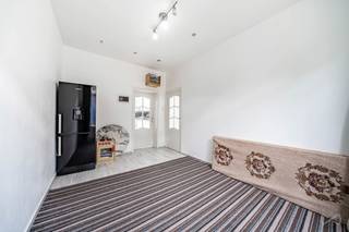 <p>We Invest heeft het genoegen u dit appartement voor te stellen, gelegen op de tweede verdieping van een kleine mede-eigendom zonder lasten, gelegen te Darimonstraat 7.<br /><br />Het appartement bevindt zich in de Darimonstraat en geniet van een strategische ligging dankzij de nabijheid van het stadscentrum, winkels en openbaar vervoer (tram | metro | treinstation).<br /><br />Met een bewoonbare oppervlakte van ongeveer ±86 m² is het appartement als volgt ingedeeld: leefruimte, keuken (±28 m² &amp; 11 m²), twee slaapkamers, waarvan één bijzonder ruim (±16 m² &amp; 12 m²), en een douchekamer.<br /><br />Individuele meters voor water, gas en elektriciteit. Elektrische installatie conform. EPC: E+ met 213 kWh/(m².jaar).<br /><br />Exclusieve bezoeken op zondag 13/09 tussen 10u en 11u, met of zonder afspraak.<br /><br />Contact: anastasia.s@weinvest.be | 02 315 77 22<br /><br />Ontdek alle exclusieve panden te bezoeken op 13 september → https://weinvest.be/fr-BE/search?at=Bruxelles&amp;c=4.35121%2C50.8551&amp;t=place&amp;exclusive=1&amp;src=seo-landing</p>