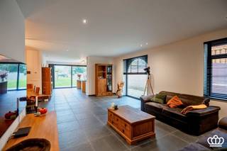 <p><span>Recent gebouwde, ruime halfopen bebouwing (2022) met gebruik van kwalitatieve en tijdloze materialen gelegen op een top locatie te Essen-Heikant</span></p><p><span> </span></p><p><span>Gelijkvloers</span></p><p><span>Welkom in de ruime inkomhal van deze recente halfopen bebouwing met gastentoilet en handenwasser.</span></p><p><span>De grote leefruimte baadt in het licht en biedt vooraan een extra polyvalente kamer — ideaal als bureau, speelkamer of hobbyruimte.</span></p><p><span>Achteraan vind je de volledig ingerichte landelijke eiken keuken met ziteiland. Deze kwaliteitskeuken is uitgerust met:</span></p><p><span>-vaatwasmachine</span></p><p><span>-combi-oven</span></p><p><span>-oven</span></p><p><span>-inductiekookplaat met dampkap</span></p><p><span>-koelkast</span></p><p><span>-dubbele spoelbak</span></p><p><span> </span></p><p><span>Via het grote schuifraam stap je zo de tuin in.</span></p><p><span>Aansluitend vind je de wasplaats met voorziening voor wasmachine en droogkast, de technische installaties én een buitendeur richting tuin.</span></p><p><span> </span></p><p><span>Eerste verdieping</span></p><p><span>De open trap met sfeerverlichting brengt je naar de overloop van de eerste verdieping.</span></p><p><span>Hier bevinden zich drie ruime slaapkamers (parketvloer + airco) en een grote badkamer.</span></p><p><span>De badkamer is uitgerust met:</span></p><p><span>-ligbad</span></p><p><span>-inloopdouche met regendouche</span></p><p><span>-dubbele wastafel</span></p><p><span>-toilet</span></p><p><span> </span></p><p><span>Tweede verdieping / duplexruimtes</span></p><p><span>De twee slaapkamers achteraan bieden elk toegang tot een eigen duplexruimte — ideaal als extra slaapkamer, speelruimte of dressing.</span></p><p><span>Eenvoudig plaatsen van een vaste trap, reeds ingetekend op de plannen.</span></p><p><span> </span></p><p><span>Kelder</span></p><p><span>Kruipkelder onder de volledige woning.</span></p><p><span> </span></p><p><span>Tuin</span></p><p><span>Geniet van een grote, onderhoudsvriendelijke tuin met houten tuinhuis.</span></p><p><span>Aan de woning ligt een aangelegd terras.</span></p><p><span>Vooraan vind je een brede oprit met autostaanplaats én via de zijkant kan je met de wagen doorrijden tot in de tuin.</span></p><p><span> </span></p><p><span>Bijzonderheden</span></p><p><span>Recent gebouwde woning (2022) met nieuwste technieken én isolatie - volledig onder registratierechten (GEEN BTW)</span></p><p><span>Instapklaar</span></p><p><span>Gegeerde, rustige ligging</span></p><p><span>Tijdloze en kwalitatieve materialen</span></p><p><span>Zeer veel ruimte binnen én buiten</span></p><p><span>Onderhoudsvriendelijke ruime tuin</span></p><p><span>3 ruime slaapkamers waarvan 2 met duplexruimte + apart bureau </span></p><p><span>Conform gekeurde elektriciteit</span></p><p><span>Zeer gunstig EPC: A (vloerverwarming, warmtepompen, uitstekend geïsoleerd, hoogrendementsglas,...) </span></p><p><span>Waterput 5.000 liter</span></p>