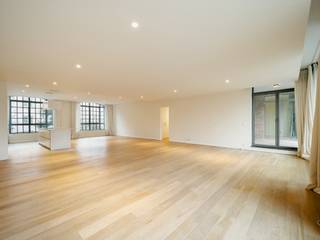 Ideaal gelegen tussen het Brugmannplein en het Kasteleinsplein, in de voormalige pianofabriek "Louis Desmedt", biedt dit appartement een bruto vloeroppervlakte van 251 m² (EPC) en beschikt het over drie slaapkamers, een kantoor en een overdekt terras aan de achterzijde van het gebouw met een binnenzwembad.<br /><br />Het loft-appartement bevindt zich op de tweede verdieping van een gebouw in een blok. Het komt uit op een inkomhal met een vestiaire en een gastentoilet, die leidt naar de woonoppervlaktes van 93 m². Deze omvatten een woonkamer die overloopt in een eetkamer en een volledig uitgeruste open keuken met toegang tot het overdekte terras van circa 10 m². Het slaapgedeelte bestaat uit een hoofdslaapkamer van 21 m² met een inloopkast en een eigen badkamer, en twee extra slaapkamers van 18 en 14 m², elk met een inloopkast en een gedeelde badkamer. Een studeer-/tv-kamer en een aparte wasruimte maken het appartement compleet. Het gebouw beschikt over een wellnessruimte met een zwembad, sauna, stoombad en kleedkamers, exclusief voor bewoners.<br /><br />Andere: zijn onder andere een conciërge, een kelder, ventilatie met dubbele luchtstroom en maandelijkse kosten van € 800 inclusief verwarming en warm water. Parkeren is mogelijk tegen een meerprijs. EPC: B-<br /><br />Le Châtelain staat bekend om zijn ligging nabij het stadscentrum en vlakbij het Ter Kamerenbos.<br /><br />Voor meer informatie kunt u contact opnemen met Laurence Ballaux op +32 (0) 2 640 08 01.