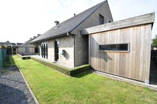 - Ideale ligging in Merkem (Houthulst): Meidoornstraat 2- Ruime woonkamer met centrale verwarming en gezellige gashaard- Open keuken voorzien van...