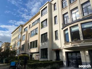 Gelieve enkel per e-mail te reageren: dries@searchrealestate.be <br /><br />Dit instapklare één slaapkamer appartement is gelegen op de residentiële Koninklijkelaan te Berchem Pulhof, temidden van de statige burgerwoningen en in de onmiddellijke omgeving van parken, openbaar vervoer, winkels, restaurants, autostrades, … Een werkelijke TOP-locatie!<br /><br />Het appartement is gelegen op de derde verdieping van een kleinschalig gebouw en bestaat uit een ruime leefruimte (32m2) met open ingerichte keuken. Aansluitend is er een klein balkon. Via de lange gang kom je in de grote slaapkamer (16m2 ). Verder is het appartement voorzien van een ruime badkamer met inloopdouche en dubbele lavabo en een apart toilet. Het volledige appartement werd recentelijk volledig gerenoveerd met kwalitatiefvolle hoogwaardige materialen (parketvloeren, stores, inbouwarmaturen,…).<br /><br />In de kelderverdieping is er een grote privatieve kelder (12m2) aanwezig voor extra bergruimte.<br /><br />Troeven: TOP ligging, volledig gerenoveerd, ruime kamers, EPC 168 kWh/m2, dubbel glas, elektrische conforme installatie, parketvloer, lage algemene kosten, …<br /><br />Huurprijs: 950€ + 25€ gemeenschappelijke kosten.<br /><br />Het appartement is beschikbaar vanaf 01/12/2026. <br /><br />Graag een bezoek ter plaatse? Mail Dries op dries@searchrealestate.be <br />