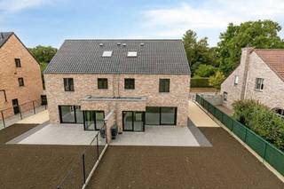 Deze pas gebouwde halfopen bebouwing is volledig instapklaar en afgewerkt met oog voor detail. De woning beschikt over een lichtrijke leefruimte...