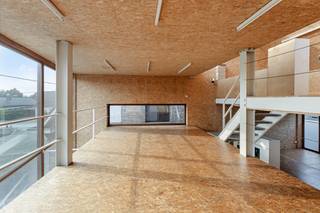 Deze recente handelsruimte uit 2007 combineert moderne architectuur met een functionele indeling en een overvloed aan natuurlijk licht. Dankzij...