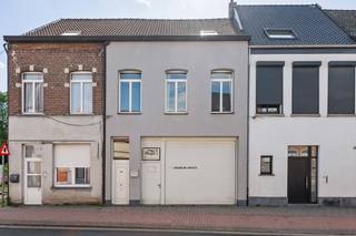 Op zoek naar een eigendom met tal van mogelijkheden? Dan is deze woning op een centrale locatie met een vlotte verbinding naar omliggende gemeenten en belangrijke invalswegen wel iets voor u!<br /><br />Achter de gevel schuilt een eigendom met bijzonder veel potentieel. Op het gelijkvloers bevindt zich een zeer ruim magazijn dat tal van mogelijkheden biedt voor zelfstandigen, hobbyisten, opslag of een combinatie van wonen en werken.<br /><br />De eerste verdieping omvat het woongedeelte met een gezellige leefruimte, aansluitende eetkamer en ingerichte keuken voorzien van onder meer een inductiekookplaat, vaatwasser, koelkast en combi-oven. Verder vindt u hier een slaapkamer, een badkamer met inloopdouche en een afzonderlijk gastentoilet. De absolute blikvanger is het ruime zonneterras waar u in alle rust kunt genieten van de buitenlucht. <br /><br />Op de bovenste verdieping bevindt zich een indrukwekkende polyvalente ruimte met bad. Deze verdieping biedt tal van mogelijkheden en kan perfect ingericht worden als extra slaapkamers, hobbyruimte, bureau...<br /><br />Troeven:<br />+ Centrale ligging nabij het centrum van Lier<br />+ Gunstig EPC B<br />+ 1 of meerdere slaapkamers<br />+ Zolder biedt mogelijkheden tot extra slaapkamer(s)<br />+ Ruim magazijn met tal van gebruiksmogelijkheden<br />+ Gezellige leefruimte met veel lichtinval<br />+ Groot zonnig terras<br /><br />Interesse in deze woning? Contacteer ons via 03 337 50 70 of info@vbvastgoed.be voor een afspraak ter plaatse of meer info.