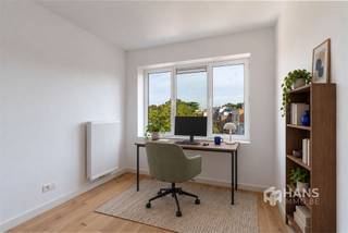 <p><span>Volledig gerenoveerd appartement van 89 m² op de tweede verdieping van een kleinschalig gebouw met maar vier woningen aan de Drakenhoflaan in Deurne.</span></p><p><span>De lichte leefruimte heeft een brede raampartij aan de straatkant en een open keuken in notelaar met kookeiland. Aan de achterkant liggen twee slaapkamers; één ervan geeft toegang tot een terrasje met zicht op de tuinen. De badkamer heeft een dubbele lavabo, inloopdouche en handdoekradiator. Aparte wc, berging met aansluiting voor de wasmachine en twee eigen kelderbergingen.</span></p><ul><li><span>eiken parket, nieuwe binnendeuren</span></li><li><span>nieuwe elektrische installatie</span></li><li><span>eigen gascondensatieketel</span></li><li><span>vraaggestuurde ventilatie systeem C+ (Duco)</span></li><li><span>binnen- en gevelisolatie, EPC A</span></li></ul><p><span>Instapklaar. Vlak bij het Boekenbergpark, winkels, scholen en openbaar vervoer; snel op de Ring en in het centrum van Antwerpen.</span></p><p><span>Enkele foto's zijn virtueel ingericht.</span></p><p><span> </span></p><p><span> </span></p>