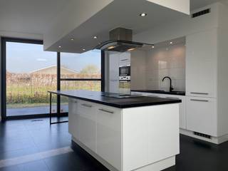 Verzorgde en goed gelegen woning in rustige verkaveling met landelijk uitzicht en dichtbij centrum van Bassevelde.<br />Uniek uitzicht op het landelijke Bassevelde.<br /><br /><strong>Indeling</strong>:<br />   - inkomhal<br />   - gastentoilet<br />   - gezellige living met afzonderlijke eetplaats met zicht en toegang tot de terrassen<br />   - ingerichte keuken met kookeiland een eettafel<br />   - wasplaats<br />   - berging<br />   - garage.<br />   - drie slaapkamers <br />   - toilet<br />   - badkamer met inloopdouche, ligbad en wastafel.<br />   - aangelegde en onderhoudsvriendelijke tuin.<br /><br /><br />Heeft dit pand uw interesse gewekt? Bezoek is enkel mogelijk via uw aanvraag op onze website: https://www.vastgoeddevos.be/te-huur , klik het pand aan en klik vervolgens op "vraag hier uw bezoek aan". <br /><br /> 