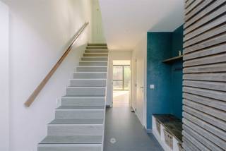 <p><span>DESTELBERGEN- Energiezuinige, instapklare bel-etagewoning</span></p><p><span> </span></p><p><span>Bent u op zoek naar een instapklare woning waar licht, ruimte en hedendaags wooncomfort centraal staan? Dan is deze perfect onderhouden bel-etagewoning uit 2015 aan de Schaapsdam 12 te Heusden absoluut het ontdekken waard. </span></p><p><span> </span></p><p><span>De woning onderscheidt zich door haar aangename lichtinval, kwalitatieve afwerking en doordachte indeling. De rustige, kindvriendelijke ligging op de grens met Destelbergen combineert bovendien een vlotte bereikbaarheid met openbaar vervoer op wandelafstand en een goede aansluiting op de belangrijkste invalswegen.</span></p><p><span> </span></p><p><span>De belangrijkste troeven in een notendop: </span></p><ul><li><span>Perfect onderhouden bel-etagewoning uit 2015</span></li><li><span>Lichtrijke leefverdieping met open keuken en gashaard</span></li><li><span>Polyvalente ruimte met kitchenette</span></li><li><span>Oprit met plaats voor meerdere wagens en inpandige garage</span></li><li><span>Energiezuinig met EPC-label A, 8 zonnepanelen en ventilatiesysteem type D</span></li><li><span>Zonwerende en verduisterende screens</span></li></ul><p><span> </span></p><p><span>De lange oprit biedt plaats aan meerdere wagens en geeft toegang tot de inpandige garage. Bij het binnenkomen komt u terecht in een ruime inkomhal met afzonderlijk gastentoilet. </span></p><p><span>Achteraan op het gelijkvloers bevindt zich een polyvalente ruimte met kitchenette, die rechtstreeks uitgeeft op het terras en de tuin. Een fijne extra ruimte die zich perfect leent als bureau, speelkamer, hobbyruimte of bijkomende leefruimte. </span></p><p><span> </span></p><p><span>De eerste verdieping vormt het hart van de woning en werd volledig ingericht als woonverdieping. De open keuken, voorzien van kwalitatieve toestellen, is volledig geïntegreerd in de eet- en leefruimte. De verzorgde afwerking en mooie materiaalkeuzes geven het geheel een hedendaagse uitstraling, terwijl de gashaard voor extra sfeer en gezelligheid zorgt. De leefruimte is bovendien voorzien van zonwerende screens. </span></p><p><span> </span></p><p><span>Op de tweede verdieping bevinden zich drie slaapkamers en de badkamer. Deze is volledig uitgerust met een inloopdouche, ligbad, dubbele lavabo en toilet. Daarnaast beschikt de woning over een praktische opbergzolder, bereikbaar via een schuiftrap. Aan de straatzijde zijn de kamers voorzien van verduisterende screens.</span></p><p><span> </span></p><p><span>Een verzorgde, energiezuinige woning met een verrassend ruime indeling, lichtrijke ruimtes en een aangename tuin, op een rustige en goed bereikbare locatie. </span></p><p><span> </span></p><p><span>Belangrijk: </span></p><p><span>EPC: A (50 kWh/m² jaar) </span></p><p><span>Richtprijs: € 525.000</span></p><p><span> </span></p><p><span>Interesse? Contacteer Axel Lenaerts Destelbergen via <span>destelbergen@axellenaerts.be</span></span><span> of 09/219.08.77 voor meer informatie of een bezoek. </span></p>