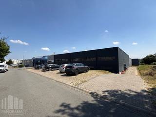 Bâtiment industriel exceptionnellement bien situé, comprenant 700 m² d'espace de stockage et +/- 136 m² de bureaux à louer dans l<strong>a zone industrielle GOSSET </strong>à seulement 1 km de la sortie 11 Groot-Bijgaarden de la R0, avec une connexion directe à la E40.<br /><br />Le hangar, d'une hauteur libre de 7 m, 6 m sous poutre, est équipé de <strong>2 portes sectionnelle</strong>, d'un sol en polybeton, chauffage et d'une grande lucarne <br />Grand espace de stationnement et de manœuvre sur le site pavé (9 places de parking). Disponible immédiatement.<br /><br />Contactez PANORAMA B2B pour plus d'informations ou une visite sans engagement au 02 540 20 20.