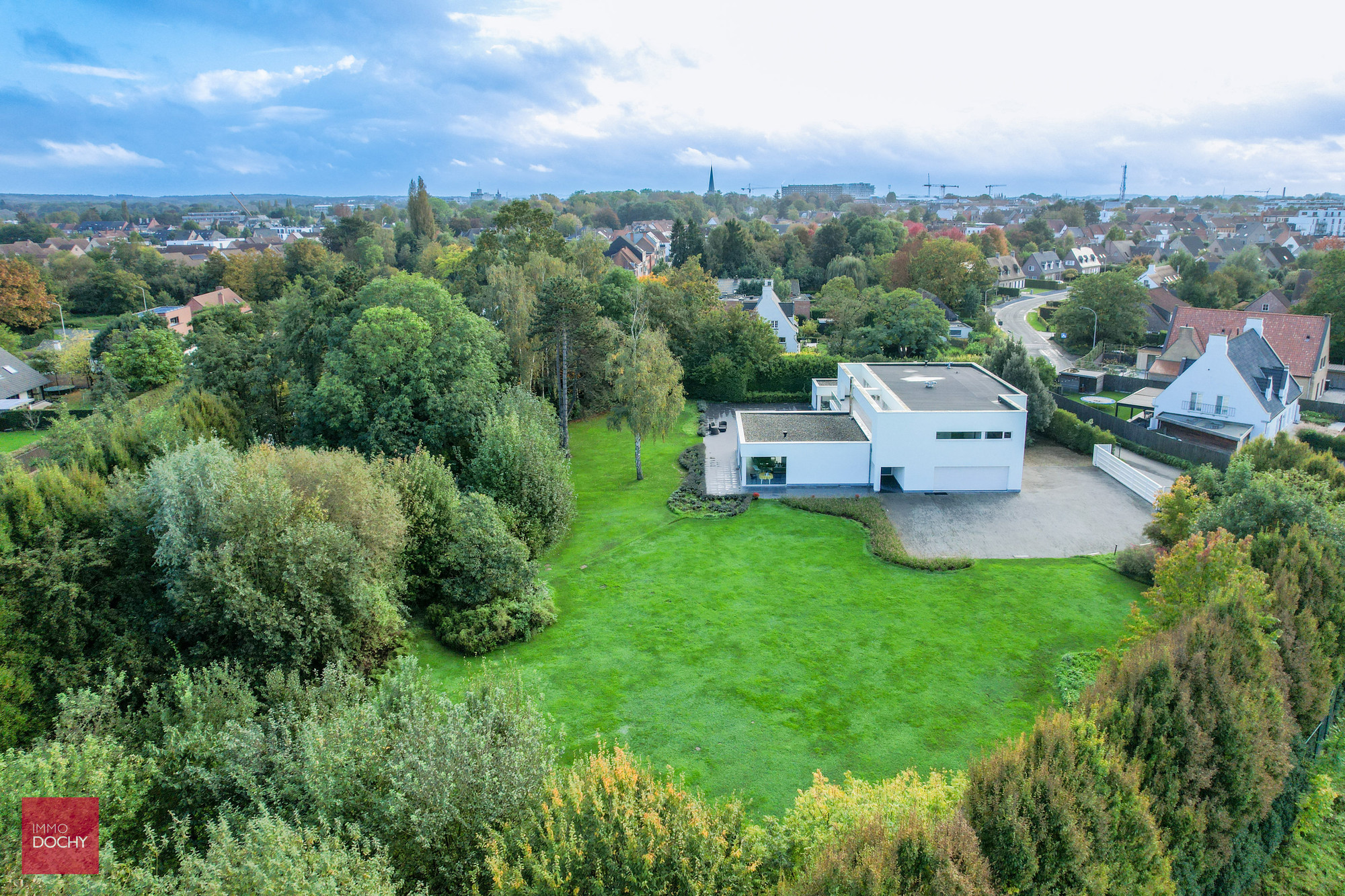 Centraal gelegen moderne ruime villa met appartement of burelen op ca. 5.664m² - foto 3