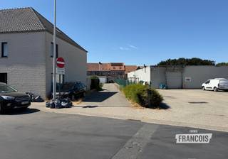Bent u op zoek naar een ruime garagebox voor het veilig stallen van uw wagen, extra opslagruimte of als praktische investering? Dan is deze garage in de Moerestraat te Gistel zeker het bekijken waard.<br /><br />De garage maakt deel uit van een complex bestaande uit 23 afzonderlijke garageboxen en is gelegen vlak bij de kruising van de Moerestraat en de Tempeldreef, op korte afstand van de Nieuwpoortsesteenweg. Hierdoor geniet u van een vlot bereikbare ligging vanuit zowel het centrum van Gistel als de omliggende gemeenten.<br /><br />De garage heeft een diepte van circa 6,40 meter en is licht trapeziumvormig. Vooraan bedraagt de breedte ongeveer 3,57 meter, terwijl deze achteraan verbreedt tot circa 4,19 meter. Dit resulteert in een oppervlakte van ongeveer 25 m².<br /><br />De garage is voorzien van een manuele garagepoort. Er is tevens mogelijkheid tot elektriciteitsvoorziening.<br /><br />
