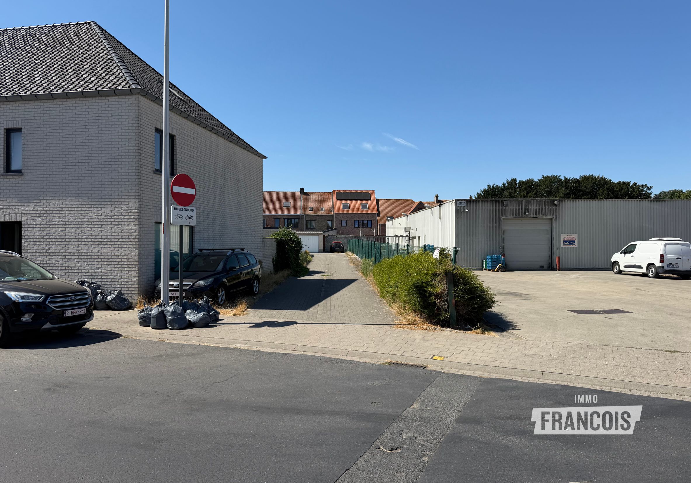 Ruime garagebox van ca. 25 m² op vlot bereikbare ligging te Gistel - foto 1