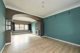 <p>Ruim wonen in Merksem met tuin en terras</p><p> </p><p>Achter de statige gevel van deze woning gaat een verrassend ruime gezinswoning schuil van maar liefst 200 m². Een huis vol licht, comfort en leefruimte – ideaal voor een groot of groeiend gezin.</p><p> </p><p>Locatie met alles binnen handbereik</p><p> </p><p>Deze woning ligt in het hart van Merksem, een levendige wijk met winkels, scholen en horeca vlakbij. Met het openbaar vervoer en de belangrijkste invalswegen om de hoek, ben je in geen tijd in het centrum van Antwerpen of de rest van Vlaanderen. Parkeren? Dat kan vlot in de straat of voor de deur.</p><p> </p><p>Waarom je hier wil wonen</p><p> </p><p><span><span>·</span><span>      </span></span>4 ruime slaapkamers en 2 kleine kamers – elk met overvloedig natuurlijk licht</p><p><span><span>·</span><span>      </span></span>2 moderne badkamers – stijlvol afgewerkt met inloopdouche en toilet en één met ligbad, douche en toilet</p><p><span><span>·</span><span>      </span></span>Open keuken &amp; leefruimte – koken, tafelen en genieten in één geheel</p><p><span><span>·</span><span>      </span></span>Zonnige tuin met terras – onderhoudsvriendelijk, mét tuinhuis voor extra bergruimte</p><p> </p><p>Indeling</p><p> </p><p>Op het gelijkvloers vind je een lichtrijke leefruimte en een open keuken die het hart van de woning vormt – volledig uitgerust en perfect voor culinaire hoogstandjes. Via de grote raampartijen heb je zicht en toegang tot de onderhoudsvriendelijke tuin met terras: een plek om te ontspannen of gasten te ontvangen.</p><p> </p><p>De 4 slaapkamers en 2 kleine kamers zijn verspreid over de verdiepingen en bieden ruimte voor iedereen in het gezin. Twee moderne badkamers maken het wooncomfort compleet.</p><p> </p><p>Bergruimte troef in de kelder.</p><p> </p><p>Ontdek deze woning vandaag nog. Plan je bezoek via sinjoor.be.</p>