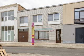 Ontdek deze ruime woning die tal van mogelijkheden biedt dankzij de slimme indeling. De woning is gelegen op wandelafstand van het strand en vlakbij het bruisende stadscentrum. De woning werd ingedeeld als volgt: Inkomhal die rechtstreeks toegang biedt tot de eerste badkamer en het toilet, de ruime leefruimte met aanpalende veranda die toegang verleent tot de binnenkoer, slaapkamer, toilet, keuken met eetruimte en de garage. Tussen het gelijkvloers en de eerste verdieping bevindt zich het derde toilet en tweede badkamer. Tot slot treffen we op de eerste verdieping 3 ruime slaapkamers, een tweede leefruimte en keuken met aanpalend terras. Enkele troeven: Parkeerplaats voor de garagepoort, meer dan 200m² bewoonbare oppervlakte en geen renovatieverplichting.