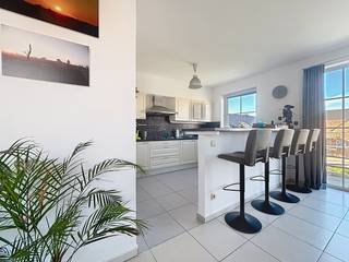 <p><strong>Appartement met terras </strong>en ondergrondse garagebox gelegen in de Residentie Hof ter Beke, een recent nieuwbouwproject (BJ 2005-6) op de grens Wilrijk-Hoboken. Alle appartementen zijn gebouwd rond een centraal aangelegde binnentuin met vijver. Winkels, scholen en openbaar vervoer bevinden zich allen op wandelafstand.<br /><br /><strong>Indeling:</strong> Inkomhal met vestiaireruimte. Apart toilet. Woonkamer op tegels (45x45cm). Aansluitend gezellig zonneterras (namiddag en avondzon) met prachtig zicht! Ruime half-open keuken met eettoog. Bergruimte aan de keuken, met ruimte voor was en droogkast. Badkamer met ligbad en ophangdouche en dubbele lavabo.<br />Hoofdslaapkamer (ca. 14m²) en kleinere tweede slaapkamer (ca.8m²).<br /><br /><strong>Bijzonderheden: </strong></p>
<ul>
<li>Lift - Dubbele beglazing - Zeer veel natuurlijke lichtinval - Uiterst rustig wooncomplex - Buitenruimte voor vuilnis - Veel parkeerruimte - Fietsenberging.</li>
<li>Ondergronds: Kelder en garagebox <strong>inclusief.</strong></li>
<li>Algemene kosten: ca.125,-€/mnd. Individueel verbruik van water - gas en elektra.</li>
<li>Beschikbaar 1 januari 2027.</li>
</ul>