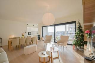 Lichtrijk appartement met een ruim zonnig terras gelegen in een prestigieuze residentie nabij het commercieel centrum.Indeling: Ruime inkom met...