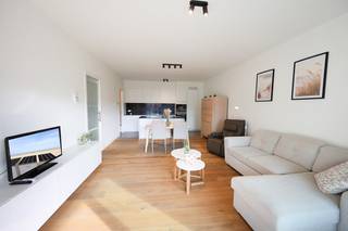 Dans la prestigieuse Résidence O’Sea à Mariakerke, vous trouverez cet appartement neuf de 2 chambres, situé au premier étage.<br /><br />Un logement idéal pour ceux qui apprécient l'espace, la tranquillité et les finitions modernes.<br />L'appartement, classé A, présente l'agencement suivant :<br />• Hall d'entrée avec toilettes séparées<br />• Salon et salle à manger chaleureux avec parquet et chauffage au sol<br />• Cuisine ouverte avec îlot central, équipée d'un réfrigérateur, d'un congélateur, d'un four, d'un four combiné et de plaques de cuisson électriques<br />• Grande baie vitrée donnant accès à la spacieuse terrasse ensoleillée donnant sur la cour verdoyante<br />• Deux chambres, dont une avec salle de bain attenante avec douche et double vasque<br />• Deuxième salle de bain avec douche, double vasque et baignoire<br />Grâce à l'alliance d'une architecture moderne, de matériaux de haute qualité et d'un agencement lumineux, vous profiterez d'une expérience de vie côtière incomparable. Cet appartement est idéal pour ceux qui apprécient le confort moderne dans un emplacement côtier unique. Il constitue également un excellent choix comme résidence secondaire ou investissement.<br />🚗 Bonus : Place de parking disponible<br />Une place de parking est disponible dans l'immeuble, idéalement située près de l'ascenseur.<br />📞 Intéressé(e) ?<br />Contactez-nous dès maintenant pour plus d'informations ou une visite sur place par e-mail à nicolas@jolieinvest.be ou par téléphone au 0495/50.69.20.<br />Cet appartement unique est une opportunité exceptionnelle sur la côte – à ne pas manquer !