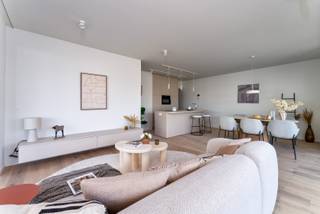 De geafficheerde prijs is exclusief registratierechten en btw.<br /><br />Ontdek dit volledig afgewerkte en energiezuinige nieuwbouwappartement (118m2) met 2 slaapkamers en een ruim terras, gelegen in het stijlvolle project Residentie Jan Turpin in Nieuwpoort.<br /><br />Deze unieke residentie bevindt zich op een toplocatie, vlak naast de oude vaargeul, het Maritiem Park en de jachthaven, en op slechts 5 minuten fietsen van Nieuwpoort-Bad en Nieuwpoort-Stad. In de ondergrondse kelderverdieping zijn ruime garageboxen, fietsstallingen en privatieve bergingen voorzien.<br /><br />Residentie Jan Turpin straalt stijl, kwaliteit en vakmanschap uit. De architectuur is resoluut modern en vormt daarmee een opvallende en uitzonderlijke meerwaarde binnen het Nieuwpoortse straatbeeld.<br /><br />Binnen geniet je van een bijzonder aangenaam ruimtegevoel dankzij de royale plafondhoogte van 2,70 meter in plaats van de standaard 2,50 meter. Bovendien zorgen de grote, drempelloze terrassen voor een naadloze overgang tussen binnen en buiten, waardoor de leefruimte nog ruimer en lichter aanvoelt.<br /><br />Voor meer informatie of een bezoek ter plaatse, neem contact op met Marie van Vesta Development op het rechtstreeks nummer 0469 66 49 11 of via mail naar marie.meulebroeck@vestadevelopment.be.
