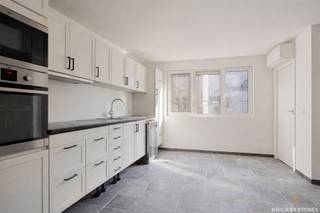 Op zoek naar een instapklaar appartement op een toplocatie? Dit volledig gerenoveerde en lichtrijke triplex appartement bevindt zich op een gegeerde ligging, vlakbij winkels, openbaar vervoer en op wandelafstand van het trendy Zuid.<br /><br />Op de eerste verdieping geniet je van een aangename, lichtrijke leefruimte met aansluitend een open keuken en apart gastentoilet. De tweede verdieping biedt plaats aan een eerste slaapkamer en een moderne badkamer ingericht met een ruime inloopdouche, toilet en dubbele lavabomeubel. Op de derde verdieping bevindt zich de tweede slaapkamer, ideaal als master bedroom, bureau of hobbyruimte.<br /><br />Het appartement werd grondig gerenoveerd en is volledig klaar voor een eerste bewoning.<br /><br />Beschikbaar vanaf 1 april 2026. De laatste afwerkingswerken zijn momenteel in volle uitvoering.<br /><br />Bovendien beschikt het appartement over een gunstige EPC-score, wat zorgt voor een energiezuinig en comfortabel woonklimaat.