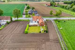 Dit alleenstaand huis te koop is ideaal gelegen met een vlotte verbinding naar Abele en het centrum van Poperinge. Het perceel van 600 m² biedt...