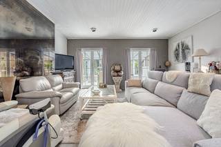 Roeselare-centrum (Noordstraat) : Ruime stadswoning met polyvalente ruimte en zonnige stadstuin. (285 m²)<br /><br /><strong>In het hart van de stad </strong>bevindt zich deze verrassend <strong>ruime woning met tal van mogelijkheden</strong>. Vooraan geniet u van een <strong>grote polyvalente ruimte</strong> van maar liefst 60 m², ideaal als winkel, kantoor, praktijkruimte, atelier of hobbyruimte. Dankzij de grote raampartijen geniet deze ruimte van veel natuurlijke lichtinval en een aangename open sfeer.<br /><br />Aansluitend betreedt u de<strong> gezellige leefruimte</strong> met mooi zicht op de charmante stadstuin. De geïnstalleerde keuken sluit hier perfect op aan en beschikt bovendien over een praktische extra berging. De aangename veranda vormt een heerlijke overgang tussen binnen en buiten en laat u ook tijdens het tussenseizoen volop genieten van de tuin en de extra bergruimtes.<br /><br />Op de eerste verdieping bevinden zich <strong>twee volwaardige slaapkamers</strong>, een nog verder af te werken dressingruimte en een ruime badkamer. De tweede verdieping biedt nog <strong>twee ingerichte zolderkamers</strong> én een bijkomende zolderruimte.<br /><br />De woning is instapklaar en vraagt slechts beperkte opfrissingswerken om volledig naar eigen smaak af te werken. Het EPC kan bovendien eenvoudig aanzienlijk verbeterd worden door het isoleren van de zolder. Dit pand is onderhevig aan de renovatieverplichting die door de Vlaamse overheid wordt opgelegd voor residentiële gebouwen. Raadpleeg de website van het Vlaams Energie- en Klimaatagentschap via https://www.vlaanderen.be/een-huis-of-appartement-kopen/renovatieverplichting-voor-residentiele-gebouwen. <br /><br /><u>Troeven van deze woning:</u><br />- TOPLIGGING<br />- Grote polyvalente ruimte van 60 m²<br />- Veel woonoppervlakte, 4 slaapkamers<br />- Gezellige en private stadstuin<br />- Plat dak vernieuwd overal nieuwe dakgoten<br />- Tal van mogelijkheden voor zelfstandigen of hobbyisten<br />- Instapklaar mits lichte opfrissingswerken<br />- Extra mogelijkheid: er kunnen twee afzonderlijke garages bij aangekocht worden, volledig vrijblijvend.<br /><br />Bel ons nu op voor een afspraak op het nummer 051/62 40 40