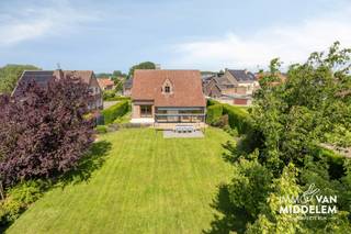 <strong>Immo Van Middelem vous propose cette maison très bien entretenue, à remettre au goût du jour, comprenant 4 chambres, bureau, un garage intégré, une véranda, une terrasse et un jardin sur un terrain d'environ 12a24ca.</strong><br /><br />Situation particulièrement avantageuse en matière de mobilité: à proximité immédiate d'un important axe routier (Chaussée de Ninove), permettant de rejoindre Bruxelles en moins de 15 minutes. Les lignes de bus 'De Lijn' (Bruxelles/Ninove) ainsi que les bus scolaires vers Lennik, Dilbeek et Ternat se trouvent également à distance de marche.<br /><br />La maison se compose comme suit :<br />- REZ-DE-CHAUSSÉE: hall d'entrée, WC, bureau/chambre, séjour (salon et salle à manger) avec porte coulissante donnant accès à la terrasse et au jardin, cuisine, 1 chambre, garage.<br />- 1er ÉTAGE: hall de nuit, WC, salle de bains, 3 chambres, chambre d'enfants/bureau.<br />- Cave sanitaire sous toute la maison.<br />- Dépendance: spacieux abri de jardin.<br /><br />Chauffage électrique. Stores bannes électriques.<br />PEB: 442 kWh/m².an - Classe E (CU: 3897297) avec obligation de rénovation dans les 6 ans suivant la signature de l'acte.<br />Libre à l'acte.