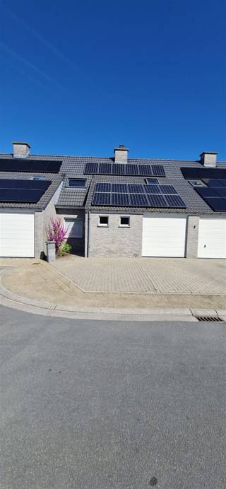 INSTAPKLARE GEZINSWONING TE HUUR IN RUSTIGE STRAAT VAN DEERLIJKOp zoek naar een instapklare woning in een rustige, kindvriendelijke straat? Deze...