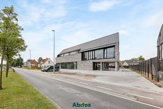 Vous êtes à la recherche d'un espace commercial attrayant, facilement accessible et prêt à être emménagé ? Ce lumineux rez-de-chaussée d'environ 400 m² allie visibilité, accessibilité et flexibilité dans un emplacement stratégique entre les autoroutes R4 et E17. Avec la gare de Beervelde à seulement 2,4 km et un arrêt de bus à proximité, vous et vos clients serez toujours en mouvement avec facilité.<br /><br />À l'intérieur, vous bénéficiez d'un espace moderne et ouvert de construction neuve avec un vitrage généreux. Idéal pour un magasin, une salle d'exposition, un cabinet ou un bureau. L'agencement est adaptable à votre concept ou à l'expérience de votre marque. Les concepts de restauration ne sont pas autorisés dans cet espace.<br /><br />Des facilités de stationnement souples, adaptées à vos besoins : des places de parking souterraines avec ou sans bornes de recharge pour les voitures électriques et des places de parking en surface sont disponibles. Le nombre de places à louer est négociable en fonction de votre activité.<br /><br />💶 Loyer : 4 500 €/mois<br />⚡ L'électricité et l'eau sont à la charge du locataire<br /><br />Vous voulez en savoir plus ou programmer une visite?<br />📞 Gaethan: 0471 08 30 35 | 📧 Mail: gaethan@abitos.be
