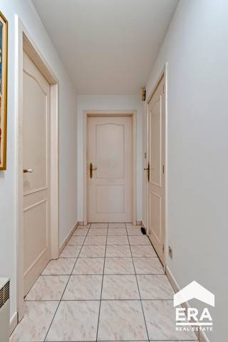 <p><strong>Ruim appartement met 2 slaapkamers op strategische ligging in centrum Geel</strong></p>
<p>Dit <strong>ruime appartement</strong> is gelegen op de tweede verdieping van een kleinschalige residentie, pal in het <strong>centrum van Geel</strong>. Dankzij de <strong>centrale ligging</strong> bevinden scholen, winkels, horecazaken en openbaar vervoer zich op wandelafstand. Ook het trein- en busstation zijn vlot bereikbaar, wat zorgt voor een uitstekende bereikbaarheid.</p>
<p>Het appartement beschikt over een <strong>open, lichtrijke leefruimte</strong> met aansluitend de ingerichte keuken. Aan de achterzijde bevinden zich<strong> twee slaapkamers</strong>, die beide rechtstreeks toegang bieden tot de <strong>veranda</strong>. Deze aangename buitenruimte vormt de ideale plek om in alle rust te genieten.</p>
<p>Het appartement geniet van een <strong>mooie oppervlakte en een praktische indeling</strong>. Het geheel kan naar eigen smaak en wensen worden ingericht.</p>
<p><strong>Momenteel is het appartement verhuurd, waardoor dit pand eveneens interessant is als investering.</strong></p>
<p><strong>Troeven:</strong></p>
<ul><li>
<p>Strategische ligging in centrum Geel</p>
</li><li>
<p>EPC C-label (284 kWh/m² jaar)</p>
</li><li>
<p>Geen renovatieplicht</p>
</li><li>
<p>Ruime en lichtrijke leefruimte</p>
</li><li>
<p>Grote raampartijen</p>
</li><li>
<p>Veranda toegankelijk vanuit beide slaapkamers</p>
</li><li>
<p>Lift aanwezig</p>
</li><li>
<p>Kleinschalige residentie</p>
</li><li>
<p>Momenteel verhuurd</p>
</li><li>
<p>Interessant als investering</p>
</li></ul>