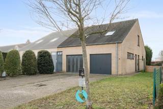 Dit kleinschalig gebouw is rustig gelegen in een doodlopende straat nabij het centrum van Evergem, op wandel- en fietsafstand van openbaar...