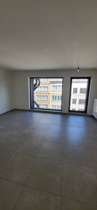 Dit lichtrijke appartement beschikt over twee slaapkamers, waarvan één ruime slaapkamer en een tweede kamer die ideaal kan worden ingericht als bureau of hobbyruimte. De woning biedt een ruime en gezellige living met toegang tot een balkon aan de voorzijde, perfect om te genieten van wat frisse lucht. Aan de achterzijde, ter hoogte van de slaapkamers, bevindt zich een aangenaam terras. Daarnaast is er een praktische fietsenberging voorzien. Dit appartement is beschikbaar vanaf 01/08/2026 voor een huurprijs van €820 per maand, aanvullend met een voorschot van €75 voor de algemene onkosten. Ben je geïnteresseerd in dit pand te huur in Oostende? Ga naar de website www.dermul.be, klik op het pand dat je wenst te huren. Via de knop "ik heb interesse" vragen we u kort een profiel in te vullen. Daarna nemen we contact op voor een bezoek. Telefonisch kunnen er geen afspraken gemaakt worden.