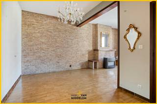 <strong>Immo Van Middelem verkoopt deze grotendeels te renoveren 2-gevelwoning van +/- 153m² met 2 slaapkamers, een terras en een tuintje op een perceel van +/- 1a17ca, gelegen op wandelafstand van het centrum van Wemmel, scholen en openbaar vervoer. </strong><br /><br />De woning beschikt over een inkomhal, wc, een gezellige woonkamer met eetplaats, een deels ingerichte keuken die toegang biedt tot een overdekt terras en een tuintje, achter de keuken bevindt zich de badkamer. Op de eerste verdieping bevinden zich twee slaapkamers en een vaste trap naar de zolder die het potentieel biedt om extra kamers te creëren.<br /><br />De indeling is als volgt:<br />- GELIJKVLOERS: inkomhal, WC, living, badkamer, keuken met toegang tot het terras en tuin;<br />- 1ste VERDIEPING: nachthal en 2 slaapkamers;<br />- ZOLDER: ruime zolder bereikbaar via vaste trap;<br />- KELDER: kelderruimte.<br /><br />Betonnen welfsels. <br />EPC: 458 kWh/m².jaar - Label E (UC: 3580609)<br />Beschikbaar bij akte.