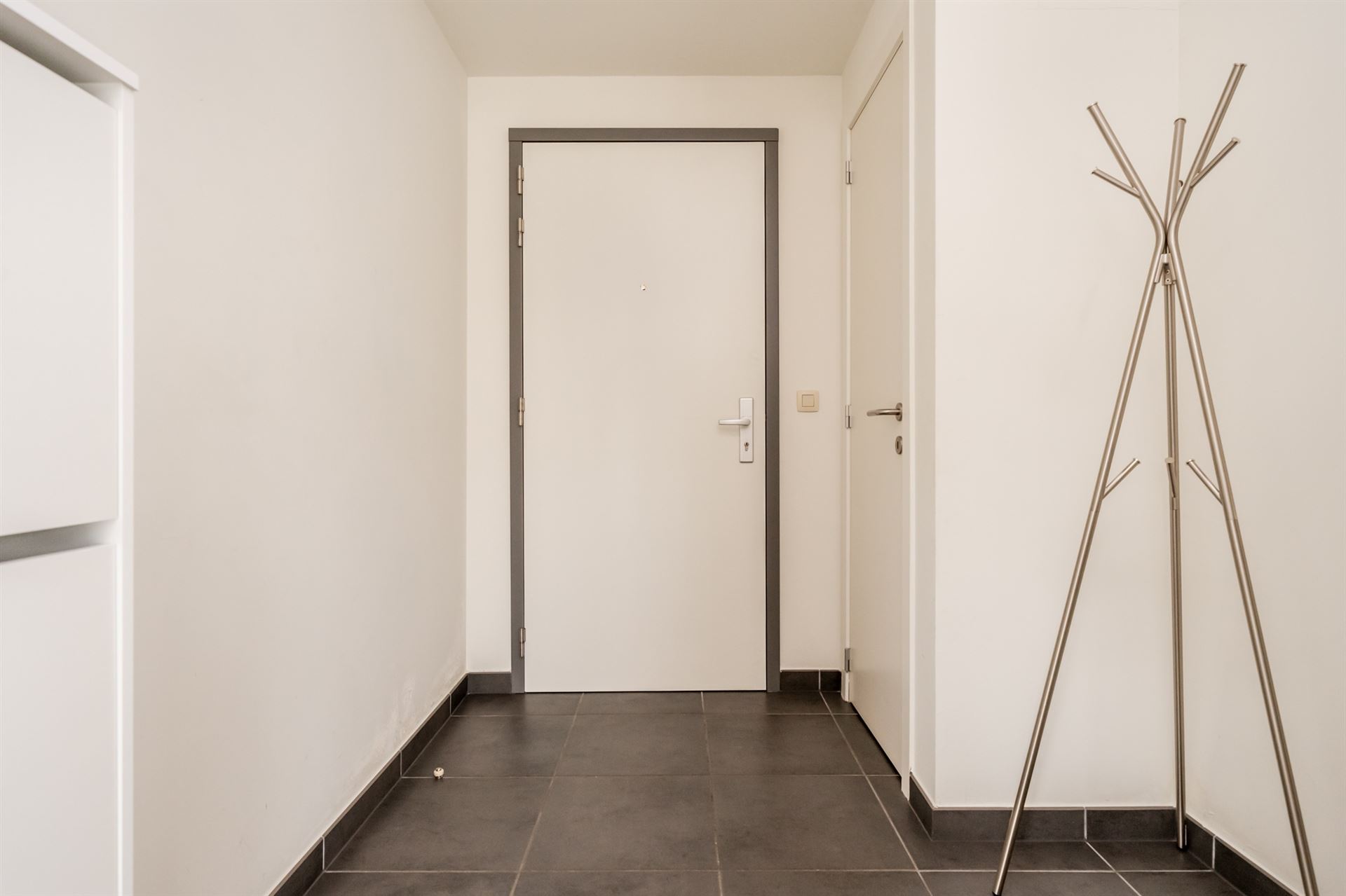 Appartement spacieux et lumineux, meublé, avec terrasse – Emplacement stratégique à Waterloo - photo 5