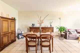 <p>Appartement in het centrum van Machelen met twee slaapkamers, twee terrassen en zicht op de gemeenschappelijke tuin.<br /><br />Dit verzorgde appartement combineert een centrale ligging met een praktische indeling en aangename buitenruimtes. Gelegen nabij openbaar vervoer, winkels en belangrijke invalswegen geniet u hier van een vlotte bereikbaarheid in het hart van Machelen. De lichtrijke woonkamer sluit aan op een ruim terras met zicht op de gemeenschappelijke tuin, terwijl een tweede terras extra buitenruimte biedt. Met twee volwaardige slaapkamers en een gunstig EPC-label C vormt dit appartement een interessante keuze voor wie comfortabel en energiezuinig wil wonen.<br /><br /><strong>Belangrijkste ruimtes:</strong><br />• Ruime woonkamer (29,56 m²) met veel lichtinval en toegang tot het terras<br />• Keuken (11,38 m²) met praktische indeling<br />• Twee slaapkamers van 17,1 m² en 12,36 m²<br />• Badkamer (4,18 m²)<br />• Apart toilet<br />• Twee terrassen van 8,24 m² en 2,13 m²<br />• Bergingen van 3,6 m² en 1,33 m²<br />• Inkomhal en nachthal<br />• Kelder<br />• Staanplaats<br /><br /><strong>Troeven:</strong><br />• Centrale ligging in Machelen nabij openbaar vervoer en invalswegen<br />• Twee terrassen met aangenaam zicht op de gemeenschappelijke tuin<br />• Gunstig EPC-label C<br /><br /><span><span><span><span><span><span>Meer informatie of een bezoek met Margaux Mulkers? Contacteer ons via +3223351114</span></span></span></span></span></span><br />JOUW DROOMAPPARTEMENT. ZO GEVONDEN!</p>