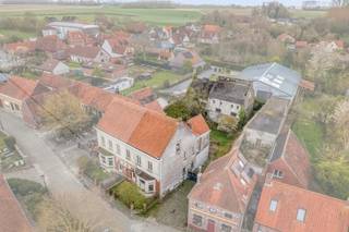 De woning met oude brouwerij is gelegen in de dorpskern van Dikkele, een beschermd dorpsgezicht en deelgemeente van Zwalm. Het voormalige brouwershuis in art-decostijl beschikt over een bruikbare vloeroppervlakte van 209 m² en geniet van een rustige, pittoreske ligging in het hart van de Vlaamse Ardennen. De woning dient volledig gerenoveerd te worden, maar biedt vandaag reeds 5 slaapkamers en tal van authentieke elementen die behouden en in ere hersteld kunnen worden. Dit pand vormt dan ook een unieke opportuniteit voor liefhebbers van karaktervolle renovatieprojecten. Achteraan bevindt zich de voormalige brouwerij, een bijzonder volume van maar liefst nog 564m² extra met tal van mogelijkheden opgesplitst in 2 delen: de oude brouwerij zelf en nog een extra functionele opslag- en werkruimte en garage. Deze ruimtes kunnen dienen als opslagplaats, kunnen worden omgevormd tot vakantiewoning, horeca-concept, atelier of een andere invulling, afhankelijk van uw plannen en de geldende stedenbouwkundige voorschriften. Ideaal voor wie op zoek is naar rust, ruimte, karakter en potentieel, in een prachtige landelijke omgeving met uitstekende bereikbaarheid. Enkel een schriftelijk aanvaard bod door de verkopers resulteert in een verkoop of enige verbintenis. Contacteer Vastgoed Lietaer op 055 500 007 om meer informatie in te winnen of een afspraak vast te leggen. Geen renovatieplicht door de ligging in een beschermd dorpsgezicht!