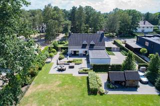 <p><strong>Landelijk ingerichte villa op exclusief en rustig gelegen perceel met een straatbreedte van 38m terug te vinden in één van de meeste geliefde Hasseltse buurten 'Berkenveld'.</strong><br /><br /><strong><u>TROEVEN</u></strong>: <br />- Rustige locatie in één van de meest geliefde Hasseltse buurten <br />- Exclusieve, luxueuze woonomgeving<br />- Gebouwd op 2 open bouwplaatsen van +- 15 aren 71 centiaren <br />- Goede verbinding naar Hasselt-centrum, Genk, Zonhoven, ... via invalswegen, de E313 en de E314 <br />- Op fietsafstand van natuurdomeinen Kiewit en Bokrijk <br />- Corda-campus op fietsafstand en slechts 2 minuten met de auto<br />- EPC label héél <strong>makkelijk te optimaliseren naar label B</strong> door extra dakisolatie, vraag gerust naar de simulaties! <br />- Elektriciteit conform gekeurd tot 2043 <br />- Minutieus onderhouden en afgewerkt met kwalitatieve materialen <br />- De woning werd gelijkvloers volledig voorzien op mindervaliden en/of ouderen<br />- <strong>Bureel voor praktijk voorzien</strong><br />- Prachtig aangelegde tuin met automatisch beregeningssysteem<br />- <strong>Riant perceel van maar liefst 31 aren 43 centiaren</strong> <br />- Voldoende parkeergelegenheid rondom de woning en in de inpandige garage <br /><br /><strong>Locatie</strong> - Landelijke charme, hedendaags comfort en een praktische indeling komen perfect samen in deze instapklare villa. Het geheel werd met oog voor kwaliteit en detail afgewerkt en biedt royale leefruimtes die perfect aansluiten bij de wensen van een modern gezin.<br />De woning is gelegen op een perceel van ruim 31 aren in de exclusieve wijk Berkenveld, een groene en rustige buurt die bekendstaat om haar ruime percelen, statige villa’s en prachtige lanen. Hier woont u in alle privacy, omgeven door natuur, terwijl het centrum van Hasselt, de E313, E314 en de belangrijkste invalswegen zich op slechts enkele minuten van uw voordeur bevinden. De combinatie van rust, ruimte, bereikbaarheid en een kindvriendelijke woonomgeving maakt deze locatie tot één van de meest gegeerde op Hasselts grondgebied. Ook natuurliefhebbers halen hier hun hart op: behalve de groene buurt waarin u woont, bevinden ook natuurdomeinen Kiewit en Bokrijk zich op fietsafstand. Talloze mogelijkheden om heerlijk te genieten. <br /><br /><strong>Indeling</strong> - Het hart van de woning wordt gevormd door de sfeervolle leefruimtes, dankzij de riante woonkamer, de gezellige eethoek en de stijlvolle keuken, die naadloos in elkaar overvloeien. Van hieruit heb je een perfect zicht op zowel de voor- als de achtertuin. Verder is de woning praktisch ingedeeld, met gelijkvloers een ruime inkomhal, vestiaire, gastentoilet, technische ruimte en inpandige garage die parkeergelegenheid biedt voor 2 wagens. Eén van de grote troeven van de woning bevindt zich ook op de gelijkvloerse verdieping: een polyvalente ruimte, die momenteel dienstdoet als thuiswerkbureel, met aansluitend een wasplaats en een geïnstalleerde douche. Deze ruimte leent zich perfect voor een vrij beroep, als vierde slaapkamer of als extra leefruimte voor een inwonende ouder. Ook voor wie graag volledig gelijkvloers wenst te wonen, kijkt hier naar een instapklare opportuniteit. <br /><br />Op de verdieping bevinden zich drie volwaardige slaapkamers. De royale master bedroom beschikt over een stijlvolle doorloopdressing en een eigen badkamer, waardoor een luxueuze privésuite ontstaat. Daarnaast zijn er nog een ruime slaapkamer en een kinderkamer.<br /><br />Deze villa combineert de tijdloze uitstraling van een landelijke architectuur met een hoogwaardige afwerking, praktische indeling en hedendaags wooncomfort. Een instapklare gezinswoning waar ruimte, een aangename woonervaring en kwaliteit centraal staan, in één van de meest feeërieke omgevingen van Hasselt. <br /><br />Graag een bezoek aan deze unieke woonst? Laat uw gegevens achter en Koen contacteert u met veel plezier! </p>