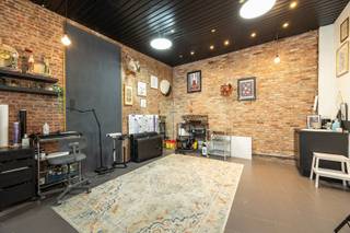 <p>Handelspand met karakter op toplocatie in het historisch centrum van Antwerpen</p><p>Gelegen op een uitstekende commerciële locatie in de Lange Nieuwstraat bevindt zich dit instapklare handelspand met een authentieke uitstraling. Dankzij de grote etalage, de open indeling en de centrale ligging biedt dit pand een uitstekende zichtbaarheid en tal van mogelijkheden voor uiteenlopende commerciële activiteiten.</p><p>De gelijkvloerse handelsruimte beschikt over een open en lichtrijke indeling, afgewerkt met karaktervolle bakstenen muren en een stijlvolle industriële uitstraling. De ruimte is ideaal voor een winkel, tattoo- of beautystudio, galerij, showroom, …</p><p>Via een vaste trap bereikt u de ruime kelderverdieping van eveneens ca. 37m2. Deze biedt heel wat extra opslagruimte en is bovendien uitgerust met een toilet.</p><p>Extra troeven:</p><p>* Commerciële toplocatie in het centrum van Antwerpen</p><p>* Instapklare handelsruimte</p><p>* Grote etalage met uitstekende visibiliteit</p><p>* Ruime kelder</p><p>* Vlotte bereikbaarheid</p><p>* Beschikbaarheid overeen te komen</p><br /><p>Info/bezoek: 03 283 83 00 - noord@sinjoor.be</p>