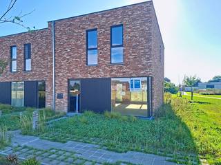 Lot 128 is een halfopen woning die volledig afgewerkt aangeboden wordt. Deze woning staat ruwbouw-winddicht momenteel en kan tamelijk snel instapklaar gemaakt worden. <br />Moderne stijl : 2 bouwlagen en een plat dak. Gelijkvloers : inkom, wc, ruime living, open keuken met eiland, berging. 1ste verdiep : 1 grote slaapkamers voor de ouders, 2 kinderkamers, aparte wc, badkamer ingericht met ruime inloopdouche en badkamermeubel met dubbele lavabo, technische ruimte. Grote tuin met goeie oriëntatie die tevens toegankelijk is via de achterkant. Parkeerplaats inbegrepen.<br />Bespaar fors op je energiefactuur, dankzij het doorgedreven isolatiepakket, warmtepomp met vloerverwarming, ventilatiesysteem D en zonnepanelen.<br /><br />Deze woning wordt gebouwd in een nieuw woonproject in het centrum van Beveren-Leie, meer bepaald op de site Vanmarcke tussen de Sint-Jansstraat en de Grote en Kleine Heerweg. Rustig gelegen in een doodlopende straat en voldoende groene ruimte aanwezig.<br />Goeie mobiliteit met winkels, scholen en ontspanningsmogelijkheden vlakbij.<br /><br />Prijs excl. btw en kosten. Download de brochure via https://durabrik.immo/beveren-leie<br /><br />Bezoek onze kijkwoning ter plaatse op afspraak !<br />Bij Durabrik ben je zeker van een vaste prijs. Geen budgettaire verrassingen dus tijdens je bouwtraject.<br />Heb je vragen? Contacteer dan je bouwadviseur via 09 280 60 60 of mail naar info@durabrik.be.<br /><br />*afbeeldingen en oppervlaktes zijn indicatief