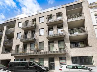 <strong>Ixelles, near Fernand Cocq, in a new building, an office space of ±144m² on the ground floor in CASCO condition. Available quickly. Beautiful building designed by Marc Corbiaux. Basement parking available.</strong><br /><br /><span>It is possible to acquire basement parking spaces </span>:<br />- P14 PMR = €40,000<br />- P26 / P33 en enfilade = €60,000<br />- P28 / P31 en enfilade = €60,000<br /><br />--------------------