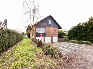 Menen : Villa met 3 slaapkamers, tuin en 3 garages te MenenIndeling:  * -1 : kelder * Gelijkvloers: 2 slaapkamers, badkamer en 3 garages * 1ste...