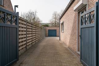 Ontdek deze perfect onderhouden en instapklare open bebouwing op een perceel van 600 m², volledig omheind en gelegen in een rustige, residentiële wijk in een doodlopende straat. Deze woning biedt uitzonderlijk veel ruimte en mogelijkheden, en is daardoor geschikt voor diverse woonvormen.GelijkvloersBij het binnenkomen valt meteen de lichte en ruime leefruimte op, afgewerkt met kwalitatieve parketvloer en voorzien van een ingebouwde gashaard die voor extra gezelligheid zorgt. De leefruimte sluit naadloos aan op de prachtige, volledig uitgeruste keuken met alle nodige toestellen en voldoende werk- en opbergruimte.Op het gelijkvloers bevinden zich bovendien twee volwaardige slaapkamers en een recent volledig vernieuwde badkamer met moderne afwerking. Een apart toilet zorgt voor extra comfort. Dankzij deze indeling is volledig gelijkvloers wonen perfect mogelijk.Verdieping – ruimte in overvloedOp de eerste verdieping treffen we nog twee bijzonder ruime slaapkamers aan, evenals een extra kamer die ideaal kan dienen als dressing, hobbykamer of bureau.Buitenruimte – privacy en functionaliteitDe volledig omheinde tuin biedt zowel privacy als mogelijkheden. Achteraan op het perceel staat een grote garage, voorzien van extra ruimte die perfect kan dienen als werkplaats, atelier of opslag. Veelzijdigheid troefDeze woning biedt een uitzonderlijke flexibiliteit:ideaal voor een groot gezin,perfect voor wie een woon/werk-combinatie zoekt,geschikt voor het creëren van een zorgwoning,of voor iedereen die simpelweg op zoek is naar een ruime, instapklare woning met talloze mogelijkheden.Kortom: een prachtige, tot in de puntjes onderhouden woning die u absoluut gezien moet hebben. Wil je een bezichtiging inplannen of meer informatie? Laat het gerust weten!Graag een bezoek inplannen?☎️ 0472 74 03 15✉️ wim@lefevervastgoed.beWeergegeven oppervlakte is overgenomen van het EPC - attest en louter indicatief.