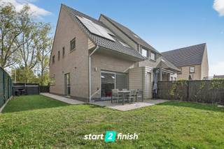 Algemeen bezoekmoment zaterdag 25 oktober van 12u30 tot 14u. Gelieve op voorhand in te schrijven.<br /><br />Ontdek deze instapklare woning met 4 slaapkamers, rustig gelegen met een ruime tuin. Geniet van een lichte leefruimte en een zonnige tuin die perfect aansluit op een mooi terras.<br /><br />Indeling:<br />Gelijkvloers: Inkomhal met afzonderlijk toilet en berging, ruime leefruimte met open keuken<br />Verdieping 1: drie slaapkamers, Badkamer.<br />Verdieping 2: slaapkamer/ zolder<br /><br />Extra troeven:<br />Conforme elektriciteit<br />Duurzaam: Regenwaterput.<br />Veilig en kindvriendelijk: Omheinde tuin, perfect voor kinderen en huisdieren.<br /><br />Vraag snel een bezoek aan en laat je verrassen door deze unieke woning!<br /><br />Deze woning wordt verkocht onder het systeem van START 2 FINISH.<br />Elk prijsvoorstel gelijk of hoger dan deze startprijs wordt voorgelegd aan de verkoper(s) die dit al dan niet kan aanvaarden.