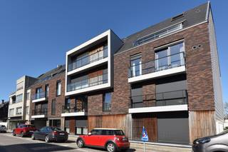 ASSISTENTIE-APPARTEMENT MET GARAGE*
Deze instapklare assistentiewoning combineert hedendaags wooncomfort met een doordachte, volledig rolstoelvriendelijke inrichting. Grote glaspartijen zorgen voor veel natuurlijk licht en een aangenaam open gevoel, met uitzicht over het centrum en het aanpalende groen. Bij dit appartement hoort een privatieve garagebox* in de kelderverdieping. *Prijs info op kantoor.
De lichtrijke leefruimte sluit aan op een volledig ingerichte open keuken en biedt alle ruimte om familie en vrienden comfortabel te ontvangen. De ruime slaapkamer is eenvoudig toegankelijk via een schuifdeur. Ook de badkamer werd praktisch en ergonomisch ingericht, met onder meer een douchezitje, noodknop en handgreep naast het toilet.
Extra comfort wordt geboden door de geautomatiseerde zonnewering, gordijnen en verlichting. Ook de gemeenschappelijke toegangsdeur opent eenvoudig met één druk op de knop.
Bewoners beschikken daarnaast over verschillende gemeenschappelijke voorzieningen. Zo zijn er een ruim terras, een verzorgde tuin, een ontmoetingsruimte met bar en salon en een aparte hobbyruimte op de derde verdieping. De volledige site is rolstoeltoegankelijk.
Veiligheid en ondersteuning staan centraal. Doorheen het appartement kan de bewoner eenvoudig het alarmsysteem activeren of rechtstreeks contact opnemen met de zorgassistent.
Deze assistentiewoning is een interessante keuze voor wie comfortabel en zelfstandig wil wonen, maar vormt eveneens een aantrekkelijke vastgoedinvestering.
Interesse? Plan uw bezoek via 09 336 16 15 of mail naar info@vastgoedunicum.be. Wij helpen u graag verder tijdens een verhelderende rondleiding ter plaatse.
Virtuele rondleiding?
https://youtube.com/shorts/2w3msPUajfw